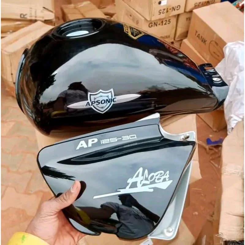 Kit Réservoir Noir et Caches Aloba GN125 Apsonic